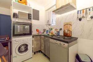 a kitchen with a washing machine and a washer at Appart cathare et l'olivier in Tautavel
