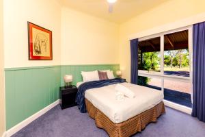 a bedroom with a bed and a window at Tranquil Vale Vineyard in Luskintyre +54 photos