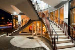 una escalera que conduce a un edificio con ventanas de cristal en Appartements am Kleeblatt en Wuppertal