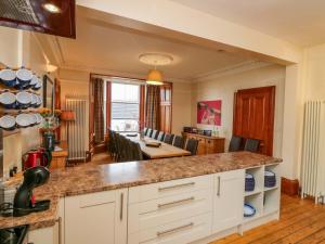 eine Küche und ein Wohnzimmer mit Tisch und Stühlen in der Unterkunft Tayview in Killin