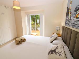 ein Schlafzimmer mit zwei weißen Betten und einem Fenster in der Unterkunft Tayview in Killin + 59 Fotos