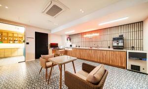 eine große Küche mit Tisch, Stühlen und einer Theke in der Unterkunft 신촌 어반슬로우 in Seoul