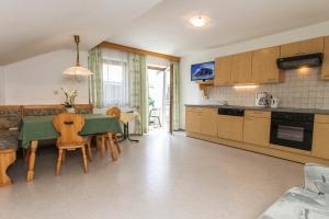 kuchnia i jadalnia ze stołem i krzesłami w obiekcie Appartements Trinker w mieście Zell am See