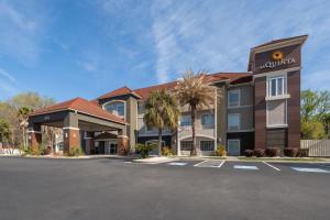 a front view of a hotel with a parking lot at La Quinta by Wyndham Savannah Airport - Pooler in Savannah