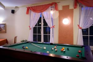 Biliár nebo kulečník v ubytování Bałtyk Resort