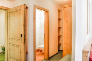 un bagno con un water e una porta di legno di Hotel Steffner-Wallner a Mauterndorf Altre 43 foto
