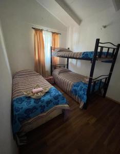a bedroom with two bunk beds in a room at Hostal y Cabañas Pua Vaenga in Hanga Roa
