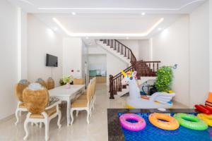 a living room with a dining table and a play area at Villa 5 Lạc Long Quân - Bãi Sau in Vung Tau