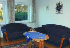 a living room with a couch and a table at Ferienhof Budach - Landurlaub vor den Toren Flensburgs in Handewitt