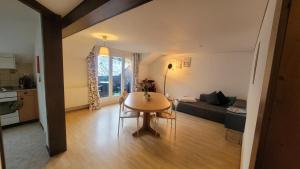 ein Wohnzimmer mit einem Tisch und einem Sofa in der Unterkunft BnB Ilfis Wohnung Nr 1 in Langnau im Emmental