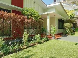 a garden in front of a house at Jayawimana in Kandy