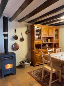 a kitchen with a stove and a table and chairs at Mas del Carrascal in Chodos