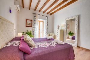 a bedroom with a purple bed with a purple blanket at Ideal Property Mallorca - Corro Sant Jaume in Alcudia