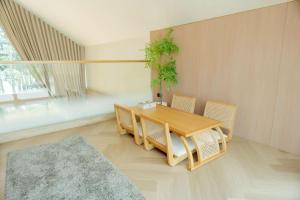 jadalnia z drewnianym stołem i krzesłami w obiekcie Samet Estate Resort w mieście Ban Thale Noi