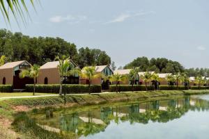 szereg domów obok rzeki w obiekcie Samet Estate Resort w mieście Ban Thale Noi