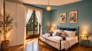 a bedroom with a bed with blue walls and a window at Villa 70 in Peschiera del Garda
