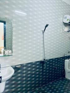 a bathroom with a toilet and a sink and a mirror at Tie Homestay in Dong Hoi