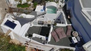 Draufsicht auf ein Boot neben einem Pool in der Unterkunft Otto house - Luxury cave home in Vóthon