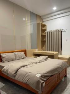 a bedroom with a bed and a desk in it at Sun Homestay Doclet in Doc Let