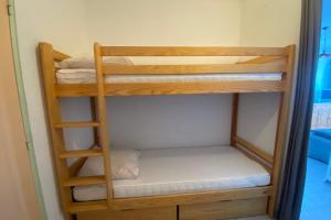 a room with bunk beds in a room at Sea & Relaxation Stay in Frontignan