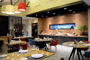 a restaurant with tables and chairs and a bar at Hotel L'Estació in Bocairent