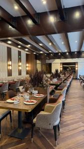 a dining room with tables and chairs in a restaurant at Hotel Rivo Timisoara in Timişoara