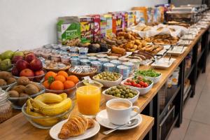 ein Buffet mit vielen verschiedenen Speisen in der Unterkunft Saint Michael Boutique & Garni Hotel Trnava in Trnava