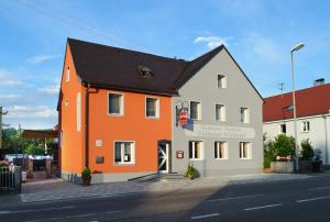 Afbeelding uit fotogalerij van Goldener Schlüssel mit Gästehaus Sina in Nördlingen