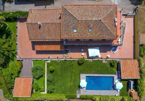 an aerial view of a house with a yard at Villa Solenia in Giarre +11 photos