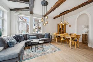 a living room with a couch and a table at MEL&BENS Altstadt Suites mit Parkoption in Celle