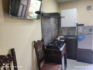 a kitchen with a stove and a sink at Anexo Golden in Cochabamba