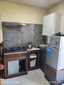 a kitchen with a stove and a refrigerator at Anexo Golden in Cochabamba