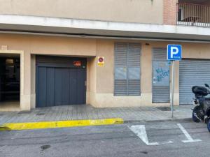 a parking lot with a parking sign in front of a building at SELA HOME y Garaje, Algemesi Home in Algemesí