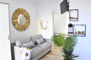 a living room with a couch and a mirror at Casa Vacanze Maiorca & Minorca in Alghero