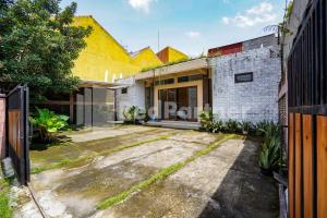 an empty parking lot in front of a building at Griya Poerwoto Syariah near Pasar Klewer Solo RedPartner in Solo