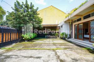 an empty parking lot in front of a building at Griya Poerwoto Syariah near Pasar Klewer Solo RedPartner in Solo +19 photos
