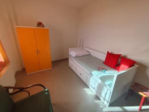 a bedroom with a bed with red pillows on it at Maisonette Agata in Toscolano Maderno