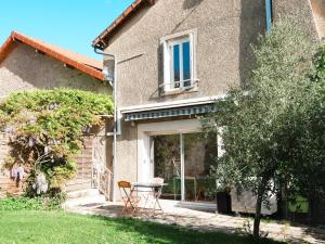 a house with a table and chairs in the yard at L'ESCAPADE T3 avec terrasse privative in Lussac-les-Châteaux