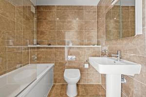 a bathroom with a toilet and a sink and a bath tub at House 43 in Looe +28 photos