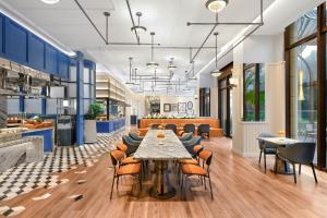 a dining room with a table and chairs at Le Méridien Changzhou in Changzhou