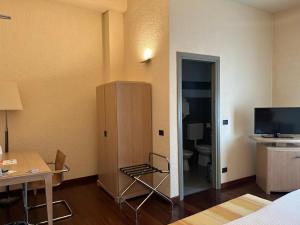 Televizorius ir (arba) pramogų centras apgyvendinimo įstaigoje Hotel Ristorante La Bettola