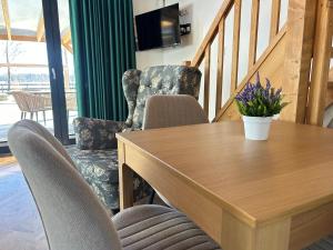 a dining room with a table and chairs at Wrzosowisko Sominki in Sominy