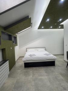 a bedroom with a bed in the middle of a room at Motel Marco Polo in Gredice