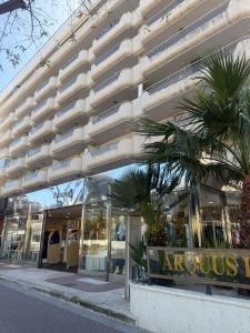 an apartment building with a palm tree in front of it at Apartamento Carles Buïgas in Salou