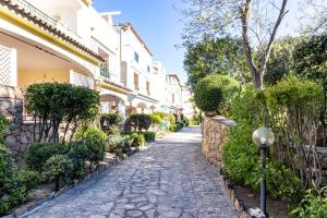 a cobblestone street in front of a building at Smeralda 15 in Porto Rotondo