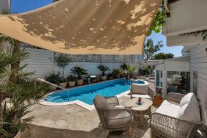 a backyard with a swimming pool with chairs and a table at Boutique Hotel Marco Polo in Gradac