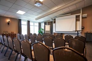 ein Konferenzraum mit Stühlen und einer Projektionsfläche in der Unterkunft Daftö Resort in Strömstad + 74 Fotos