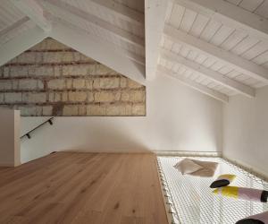 a room with a bed and a brick wall at Gabanon in Casale Monferrato