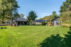 a large yard with a house in the background at De Witte Kip in Ruinen