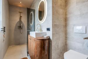 a bathroom with a sink and a mirror at De Witte Kip in Ruinen +20 photos